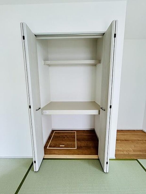 扉付き収納が設置されており部屋のスペースを有効に活用できます。中段や上部の棚で整理整頓がしやすい仕様です。すっきりとした見た目が特徴的です。床下収納も備わっているため収納力があります。