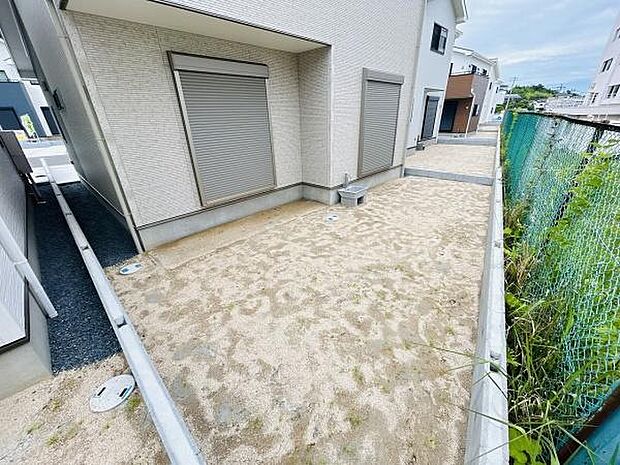 日当たりが確保された庭スペースです。建物に隣接しており使いやすい形状が魅力です。周囲にはフェンスが設置されており安心感があります。シンプルな土の状態なので用途に合わせてアレンジしやすいです。