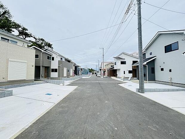 前面道路が広くすっきりとした街並みが特徴です。新しい住宅が並び落ち着いた雰囲気が漂っています。道路と敷地の段差も抑えられており出入りもしやすい印象です。全体的に整った現地写真です。