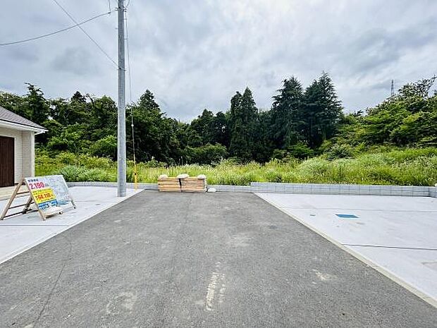 前面道路がしっかりと整備されており車の出入りがしやすい環境です。現地写真から周辺の自然も感じられ住環境のイメージが広がります。ゆとりのあるスペースで駐車もしやすそうです。