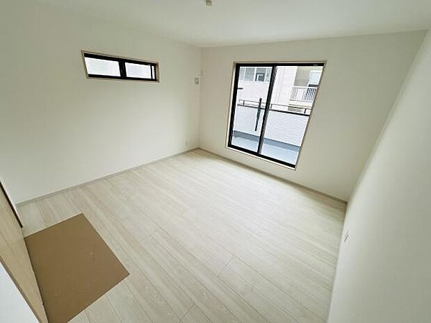 明るい光が差し込む寝室です。二つの窓からの自然光で室内が快適な雰囲気に包まれます。シンプルな内装でインテリアのアレンジがしやすいです。フローリング仕様なのでお掃除も簡単です。広々とした空間が特徴です。