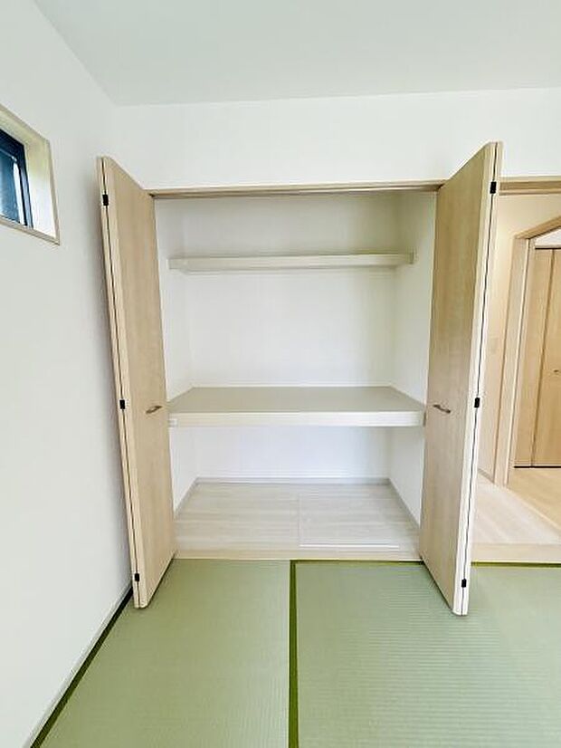 すっきりとした印象の収納スペースです。奥行きがあり衣類や小物などの整理に活用できます。扉付きで収納物を目隠しでき室内を整った印象に保てます。たたみのお部屋に調和したデザインです。