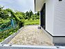 その他：シンプルなデザインの庭が広がっています。手入れがしやすい砂利敷きで手軽に掃除ができます。フェンスに囲まれており外部からの視線が気になりにくい設計です。