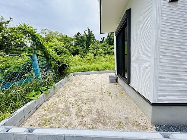 シンプルなデザインの庭が広がっています。手入れがしやすい砂利敷きで手軽に掃除ができます。フェンスに囲まれており外部からの視線が気になりにくい設計です。