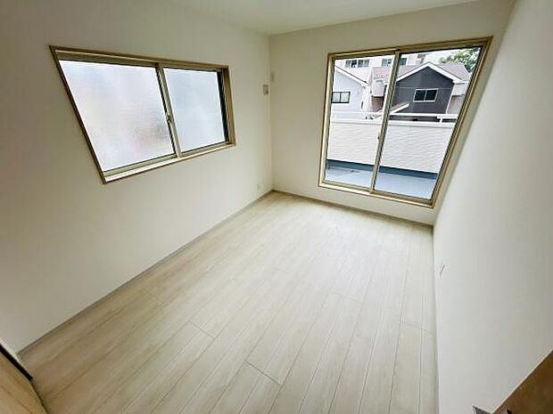大きな窓から光が差し込む明るい雰囲気の子供部屋です。シンプルな内装で家具の配置も自由に楽しめます。スッキリとした空間が印象的です。お子様のお部屋にも活用できます。