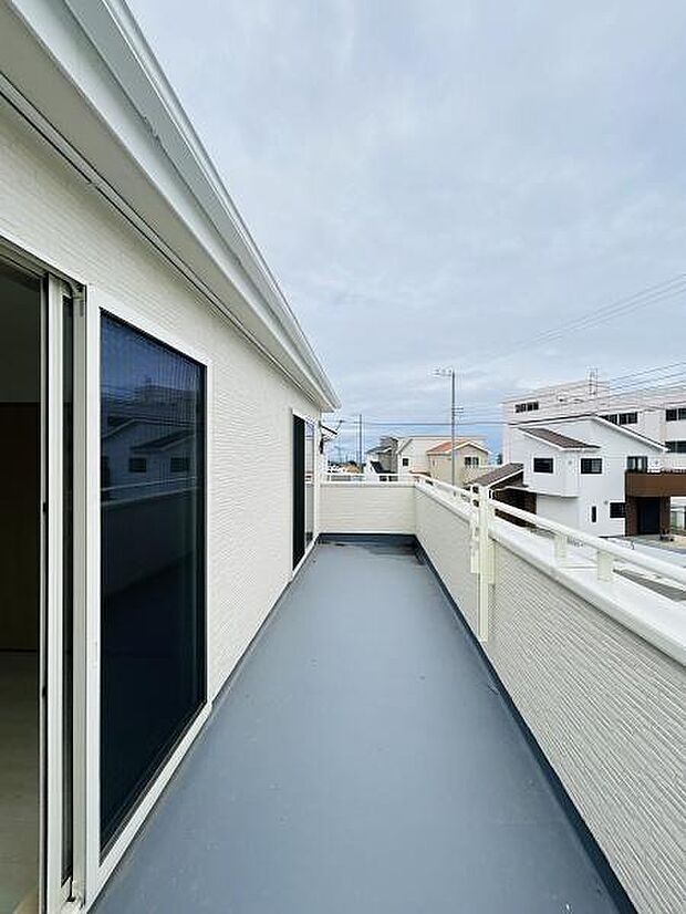 開放感のあるバルコニーは広さを活かしてさまざまな使い方が可能です。屋外からの光もたっぷり差し込み明るい雰囲気を演出します。住宅地の眺めも楽しめる仕様となっています。