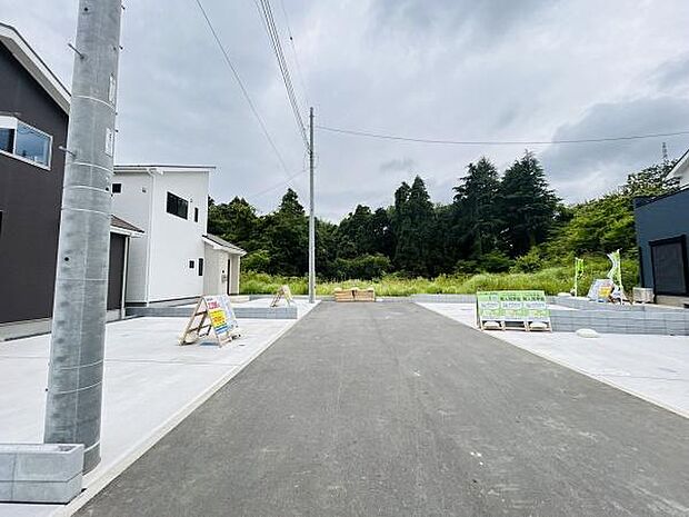 前面道路がしっかりと整備されており車の出入りもスムーズに行えます。現地では周囲の緑が感じられる落ち着いた雰囲気です。道路幅が確保されているため開放感があります。