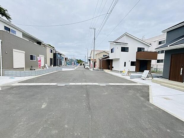 前面道路は広さが確保されており車両の出入りがしやすい環境です。周囲は新しい住宅が立ち並び整然とした街並みが広がっています。道路沿いには歩道も設けられ歩行者にも配慮されています。
