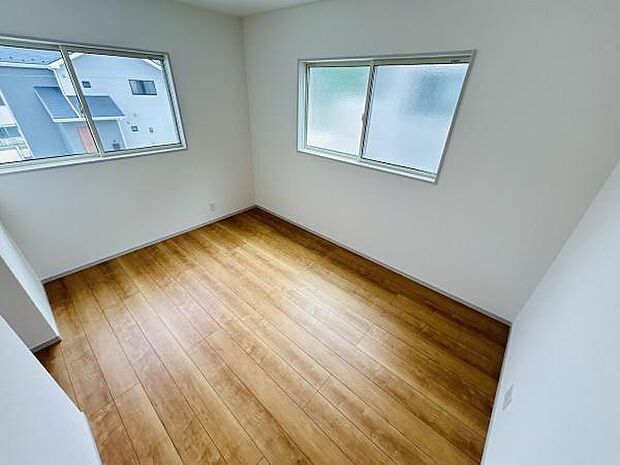 二面採光で明るい空間が広がる子供部屋です。ナチュラルなフローリングが印象的で清潔感があります。シンプルな壁面で家具の配置も自由に楽しめます。収納や学習スペースのアレンジも可能です。