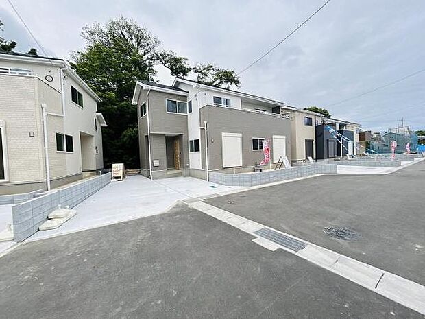 広々とした駐車場がしっかりと整備されています。各住戸ごとに駐車スペースが確保されており車の出し入れもスムーズです。前面道路も幅が広く駐車時のストレスが軽減されます。