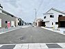 その他：前面道路が広くすっきりとした印象です。周辺の住宅も新しく整った街並みが広がります。見通しの良い環境が特徴的です。電柱や配線も整理されており清潔感のある現地写真です。