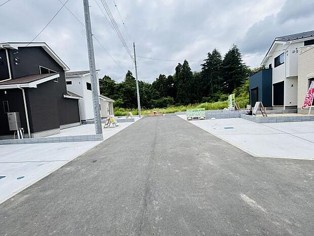 前面道路が幅広く車の出入りがスムーズに行えます。周囲には緑が多く落ち着いた雰囲気が広がっています。新築住宅が並び清潔感のある街並みが特徴です。区画ごとにゆとりが感じられる設計になっています。