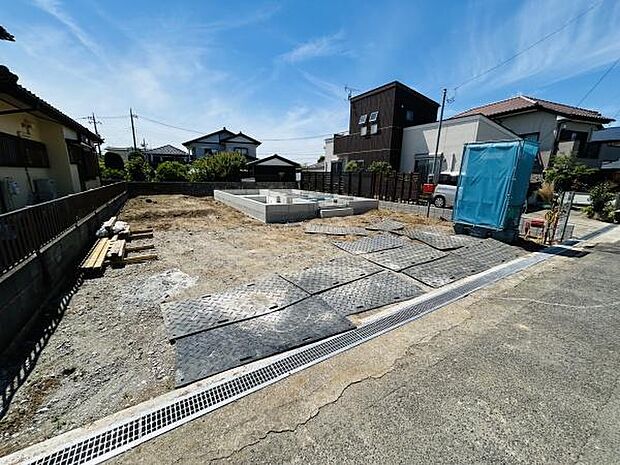 日当たりの良い敷地が広がり開放感のある雰囲気です。周囲は閑静な住宅街で落ち着いた住環境が魅力です。基礎工事も丁寧に整備されています。前面道路も広めで車の出入りもスムーズです。
