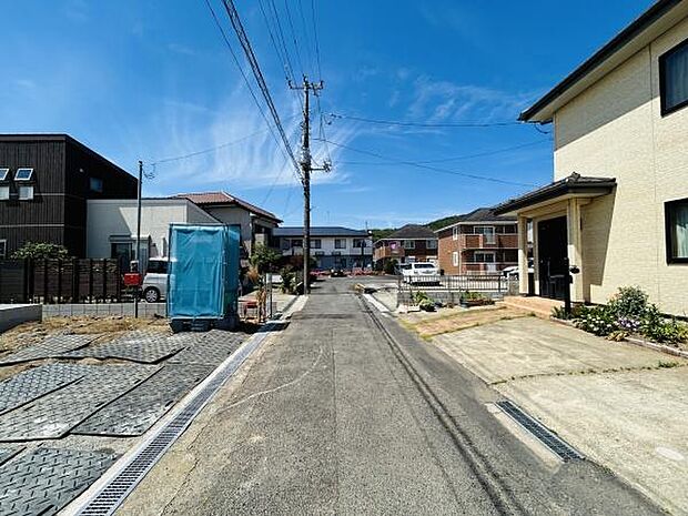 前面道路がしっかりと整備されており周辺は住宅が整然と建ち並んでいます。日当たりの良い道路沿いの立地で空が広く感じられます。電線も整備されていて全体的に住環境が整っています。