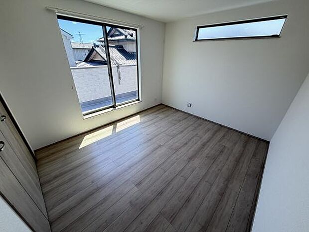 シンプルで使いやすい空間が魅力の寝室です。大きな窓から光が差し込み明るい雰囲気となっています。床材の色合いが落ち着いた印象を与えます。収納スペースも備わっています。採光と開放感を感じられる一部屋です。