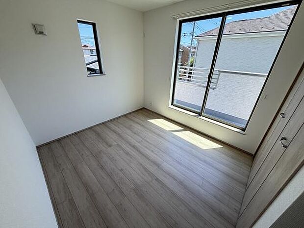 大きな窓から自然光が差し込む明るい子供部屋です。床は落ち着いた色合いでインテリアにも合わせやすいデザインとなっています。収納スペースもありすっきりとした印象です。