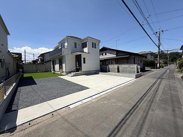 駐車場スペースが広々としており車の出し入れがしやすい印象です。前面道路との接続もスムーズで日常の利便性も高いです。コンクリート舗装でメンテナンス性にも配慮されています。