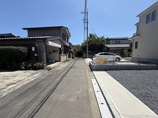 前面道路は幅員がしっかり確保されており車の出し入れもスムーズにできます。周辺は落ち着いた住宅が並び住環境が整っています。現地は日当たりの良いエリアに位置しています。