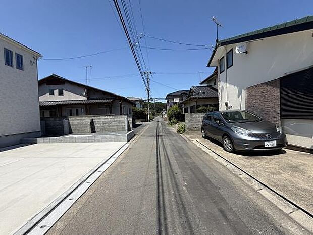 前面道路は幅員が確保されており見通しの良い環境です。周辺には住宅が並び整然とした街並みが広がっています。道路の舗装状態も良好で段差が少なく歩きやすい印象です。車の出し入れもスムーズに行えます。