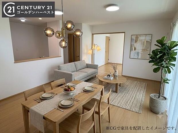 リビングは開放感があり明るい雰囲気が広がっています。大きな窓から自然光がたっぷり差し込みます。家具の配置もゆとりが感じられる空間設計です。落ち着いた色合いのフローリングが全体を引き締めています。
