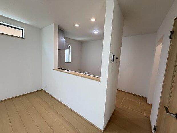 白を基調とした明るいキッチン空間です。2面に窓があり自然光が取り込めます。カウンター付きで使い勝手も考慮されています。ダウンライトがキッチン全体を照らします。すっきりとしたデザインが特徴です。