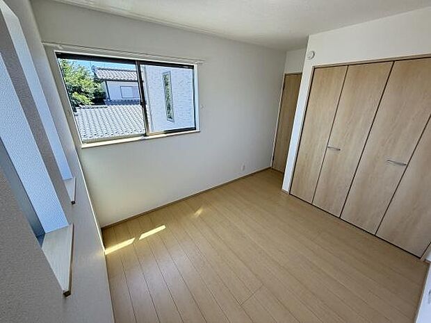 窓からの自然光が差し込む明るい雰囲気の子供部屋です。シンプルな内装と使いやすい収納が特徴です。お手入れしやすいフローリングの床が採用されています。壁面もすっきりしておりレイアウトしやすくなっています。