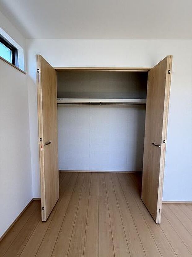 木目調の扉がシンプルで使いやすい収納スペースです。床から天井までの高さがあり衣類や荷物などをすっきりと収められます。左右にしっかり開く扉なので物の出し入れがしやすい設計です。