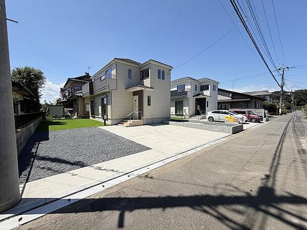 広々とした駐車場が魅力の物件です。敷地内の駐車スペースは複数台の車がゆとりを持って駐車できます。前面道路も広く車の出し入れがしやすい環境です。周囲の建物との距離も確保されており快適に駐車できます。