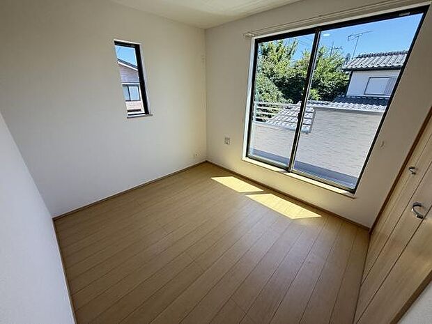 大きな窓から明るい日差しが差し込む洋室です。シンプルな内装でさまざまなインテリアに対応できます。クローゼットも備わっており収納にも便利です。風通しも良好です。