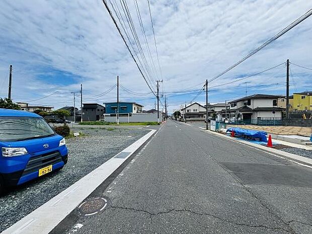 車通りの少ない前面道路が広がっております。ゆったりとした道路幅により車の出し入れも行いやすい印象です。周辺は新しい住宅が並ぶエリアとなっています。青空の下で街並みが明るく開放的です。