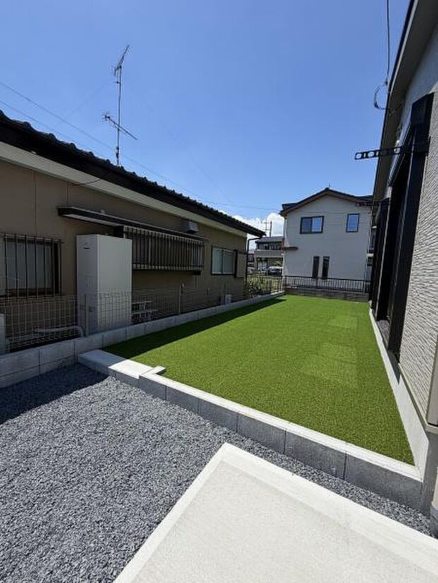 日当たりの良い庭が広がっており開放感を感じる空間です。人工芝が敷かれているためお手入れも手間がかかりません。周囲がフェンスで囲われているためプライバシーも保たれています。