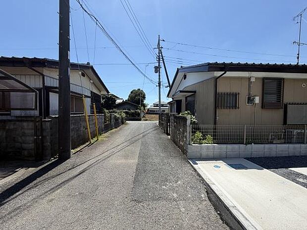現地写真から落ち着いた住宅街の雰囲気が伝わります。前面道路の幅も確保されており車の出入りも安心です。舗装も整っていて周囲の環境も静かです。道路沿いに植栽スペースも見られます。