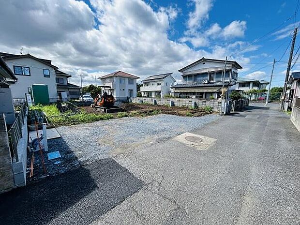 前面道路がしっかり舗装されているので車の出入りも快適に行えます。閑静な住宅街に位置し周囲には整然とした住宅が建ち並んでいます。敷地は広々としており多様な利用が検討できます。