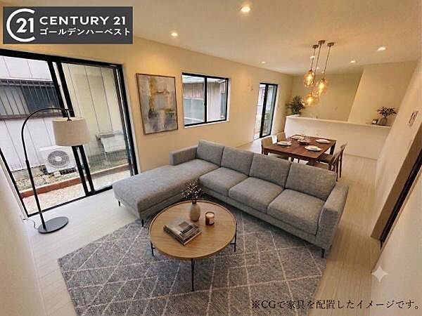 リビングは開放感のある広さが魅力です。大きな窓から自然な光がしっかり入り明るい空間を演出しています。落ち着いた色合いの床と壁が上品な印象を与えます。家具配置もしやすいレイアウトです。