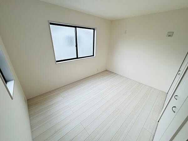 白を基調とした明るい子供部屋です。窓からやわらかな光が入る空間となっています。シンプルな内装なのでお好みのレイアウトが楽しめます。クローゼット付きで収納も便利です。床材も清潔感があります。