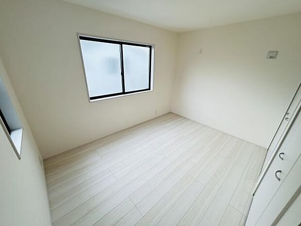 白を基調とした明るい子供部屋です。窓からやわらかな光が入る空間となっています。シンプルな内装なのでお好みのレイアウトが楽しめます。クローゼット付きで収納も便利です。床材も清潔感があります。