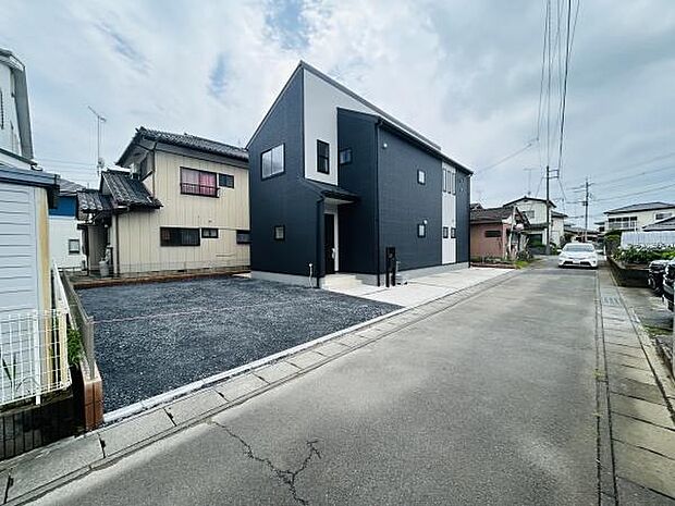 敷地内に広々とした駐車スペースがあります。車の出し入れがしやすい設計です。道路に面しているためアクセスもスムーズです。複数台の駐車も可能なゆとりを感じられます。