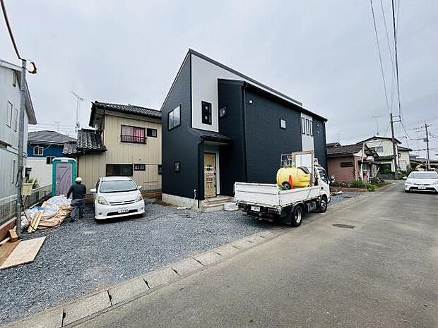直線的なフォルムが印象的な外観です。落ち着いた色合いの外壁が周囲に調和します。窓の配置が個性的なデザインを引き立てています。駐車スペースがゆったりとしています。