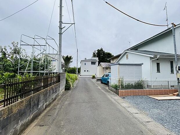 周辺は戸建てが建ち並ぶ落ち着いた住宅街です。前面道路はゆとりがあり車の出し入れもしやすいです。建物周辺には緑もあり開放感を感じられます。道路幅も十分確保されています。