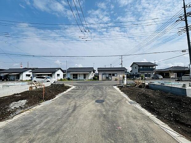 現地写真からも分かるように前面道路は広く車の出し入れがしやすい環境です。周囲には戸建てが建ち並び落ち着いた雰囲気が感じられます。電柱や配線も整然としており整った街並みです。
