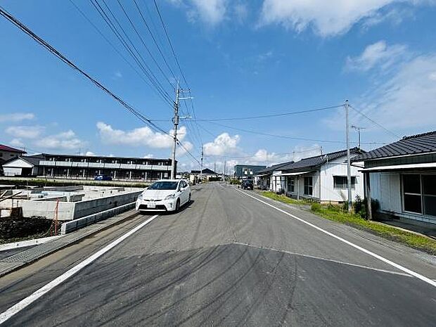 前面道路は広々としており車の出入りがしやすい環境です。周辺には住宅が並び整然とした街並みが印象的です。空が広く感じられる開放的なロケーションとなっています。道路の整備状況も良好です。