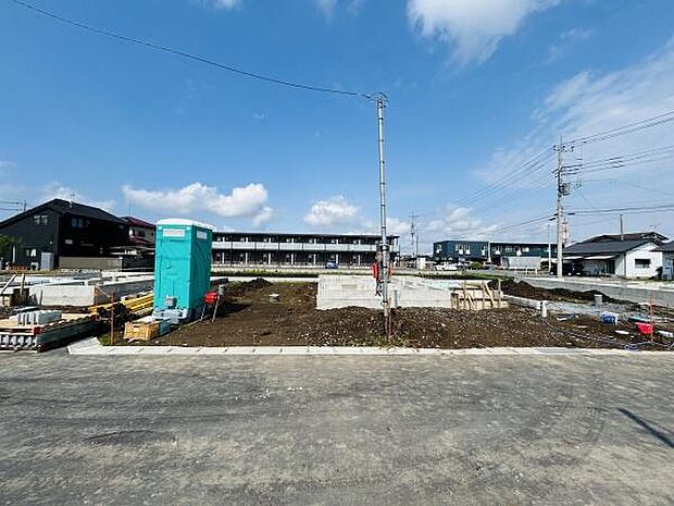 開放感のある広々とした区画です。周辺には住宅が整然と並び明るい日差しが差し込みます。前面道路もゆとりがあり車の出入りがしやすい配置です。現地をぜひご覧ください。