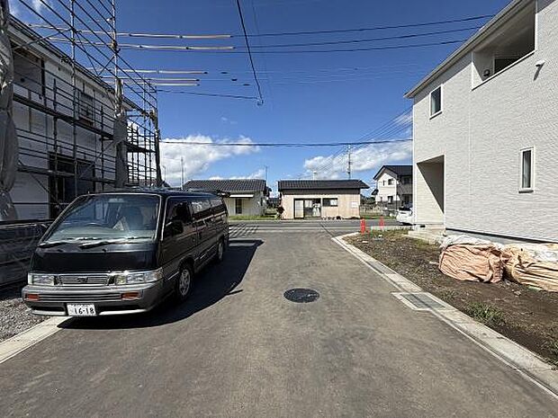 前面道路が広々としており車の出入りもスムーズに行えます。周辺は新しい住宅が立ち並ぶ清潔感のあるエリアです。日当たりも良好で開放的な雰囲気が魅力です。整備された道路が歩行や車移動に便利です。