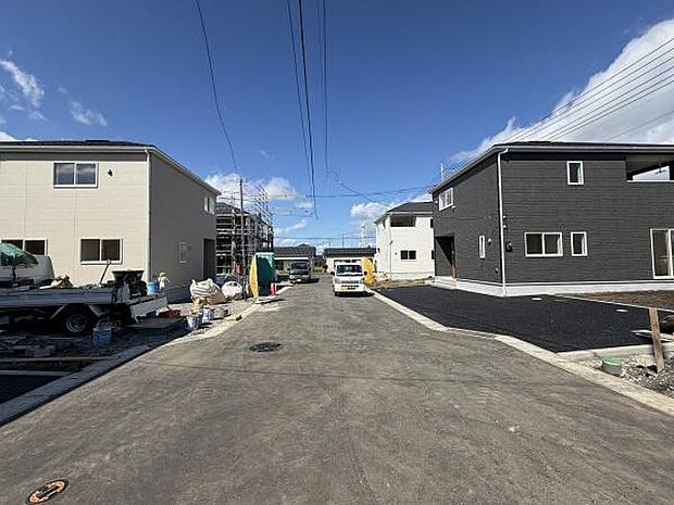 前面道路が広く車の出入りがしやすい環境です。新しい住宅が並び整った街並みが魅力的です。建物の外観は落ち着いた色合いで統一感があります。周囲は開放的で明るい雰囲気を感じられます。