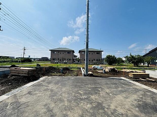 前面道路が整備されており敷地へのアクセスがスムーズです。周囲はひらけており開放感があります。現地は建築資材も配置されこれからの工事が進行しやすい環境です。落ち着いた周辺環境が特徴的です。