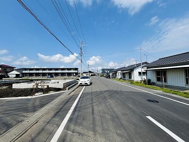 前面道路は広々としており車の通行もスムーズに行えます。周辺は住宅が立ち並び整然とした印象です。空が広がる開放的なロケーションで視界も良好です。道路の舗装状態も良好で生活道路としても安心です。