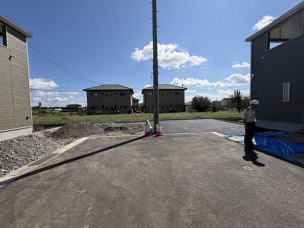 前面道路が広く車の出し入れもしやすい環境です。周辺には戸建てや集合住宅が並び落ち着いた雰囲気が感じられます。舗装された道路が敷地までしっかりと続いています。