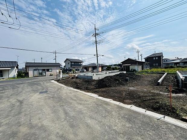 前面道路が広く車の出し入れがしやすい区画です。周辺には住宅が建ち並び落ち着いた雰囲気が感じられます。更地のため自由なプランニングが可能です。視界が開けており開放的な空間が広がっています。