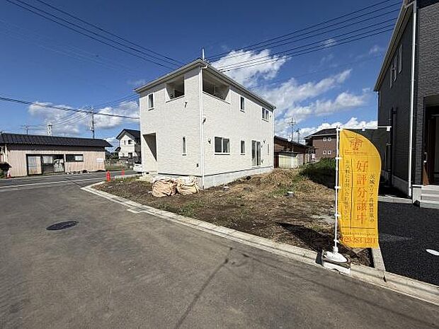 角地に位置するため周囲からの開放感が魅力の住宅です。明るい外観が特徴的で窓も多く配置されています。閑静な住宅街にあり前面道路も広々としています。新築で清潔感があります。