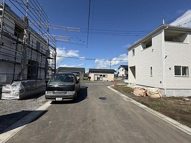 前面道路が広く車の出入りがしやすい環境です。新築住宅が並ぶエリアですっきりとした街並みが特徴です。周囲には建築中の物件もありこれから発展が期待できる地域です。日差しもよく開放感があります。